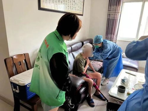 耐心答疑 专车接送 送医上门 贴心服务为老年人疫苗接种与养护护航